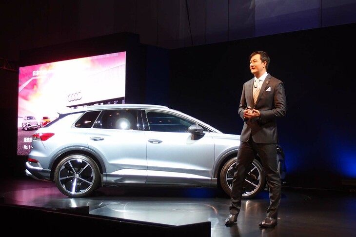 「Q4 e-tron」を紹介するアウディ ジャパンのブランドディレクター、マティアス・シェーパース氏。同モデルは今後、日本におけるEV普及の重要な担い手になるという。