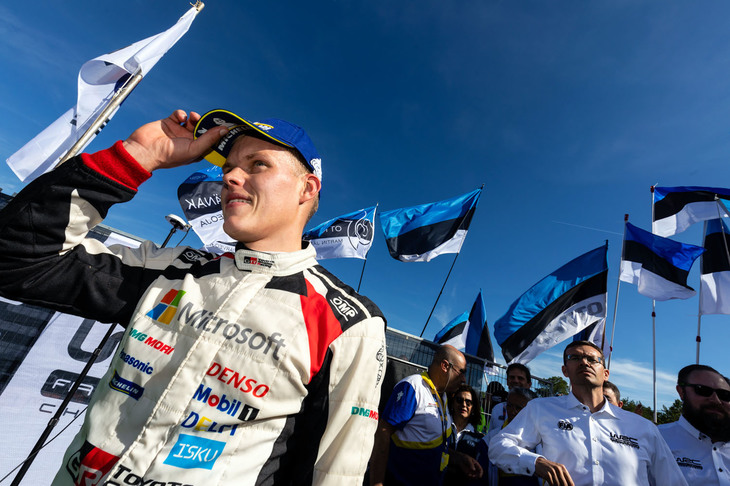 見事ドライバーズタイトルに輝いたオイット・タナック。青空にエストニア国旗が映えますね。