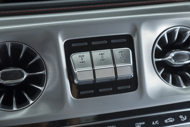 センターコンソールに備わる、3カ所（フロント、センター、リア）のデフロックスイッチ。ドライバーは、道路環境に応じてこれらを任意に選択し、車両の走破能力を高めることができる。