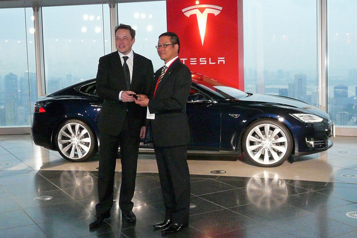 2014年に日本でもデリバリーが開始された「テスラ・モデルS」。パナソニック製の円筒型リチウムイオンバッテリーを大量に搭載しており、85kWh仕様で500km（NEDCモード）という一充電走行可能距離を実現していた。