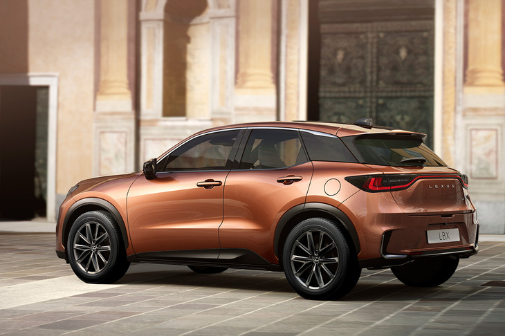 「ELEGANT」グレードのエクステリア。