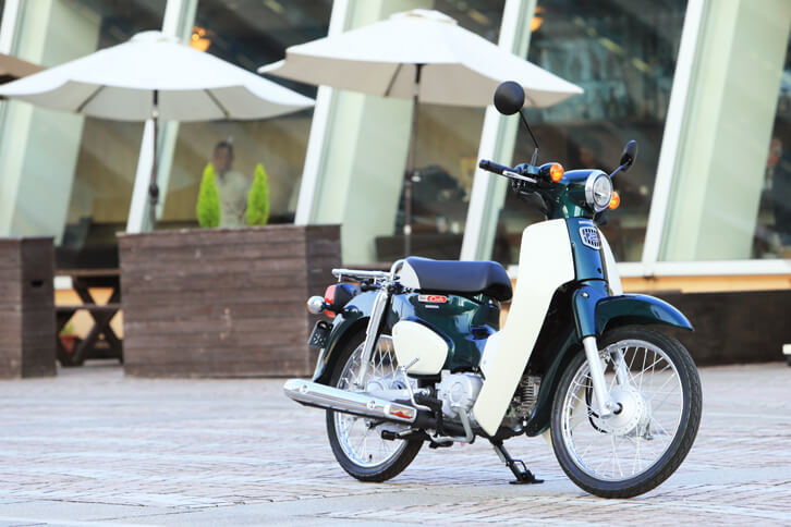 今回の新型では、レッグシールドを一体構造とし、リアキャリアを外さなくともボディーカバーを脱着できるようにするなど、メンテナンス性についても改善が図られている。写真は普通自動車免許や原付免許で乗れる「スーパーカブ50」。