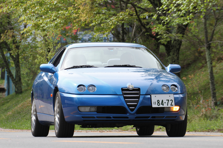 先に紹介した、通称「916スパイダー」のクーペ版である「GTV」。スタイリング担当は同じくエンリコ・フミアだが、2003年にフェイスリフトを受けてこの顔つきとなった。