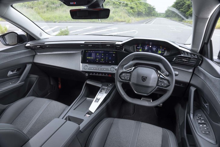 メーターパネルがステアリングホイールよりも上にレイアウトされた、プジョーならではのインストゥルメントパネル。ダッシュボードとドアパネルをひとつながりに見せることで広さを演出している。