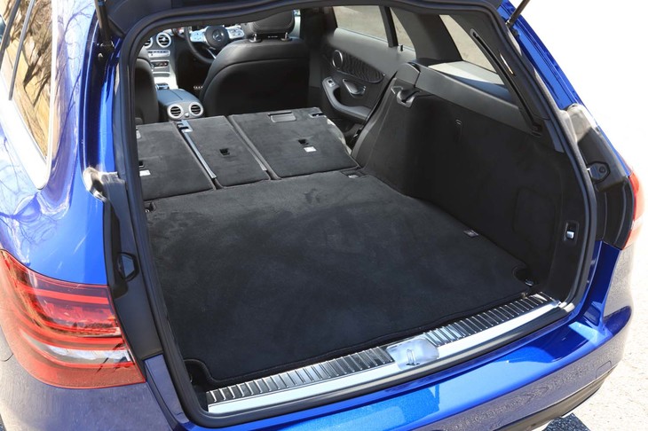 後席シートバックはワンタッチで前方に倒せる。荷室容量は、5人乗車時で460リッター、後席をたたんだ状態で1480リッターとなっている。