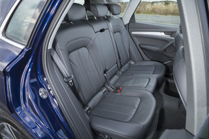 3分割可倒式の「Q5」の後席。前後のスライド機構とリクライニング機能が備わる。