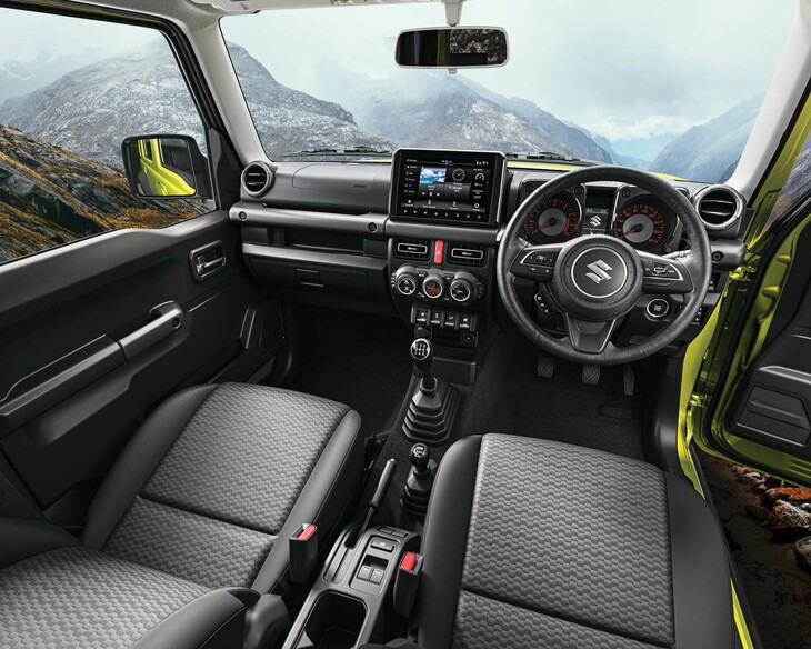 前席から前のデザインは日本の「ジムニー／ジムニーシエラ」と変わらない。レザー巻きのステアリングホイールは「アルファ」専用。