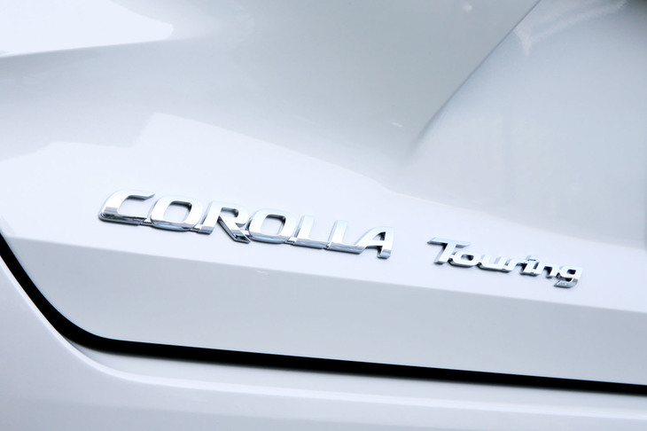 フルモデルチェンジでセダンは「カローラ アクシオ」から「カローラ」へ、ワゴンは「カローラ フィールダー」から「カローラ ツーリング」へと車名が改められた。