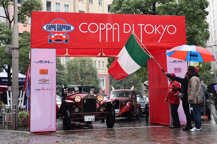 午後は雨が強くなるという天気予報を踏まえて、午前10時の予定より少々早くイタリア国旗が降り下ろされ、ラリーがスタート。カーナンバー1は1928年「ランチア・ラムダ221カッサーロ」。