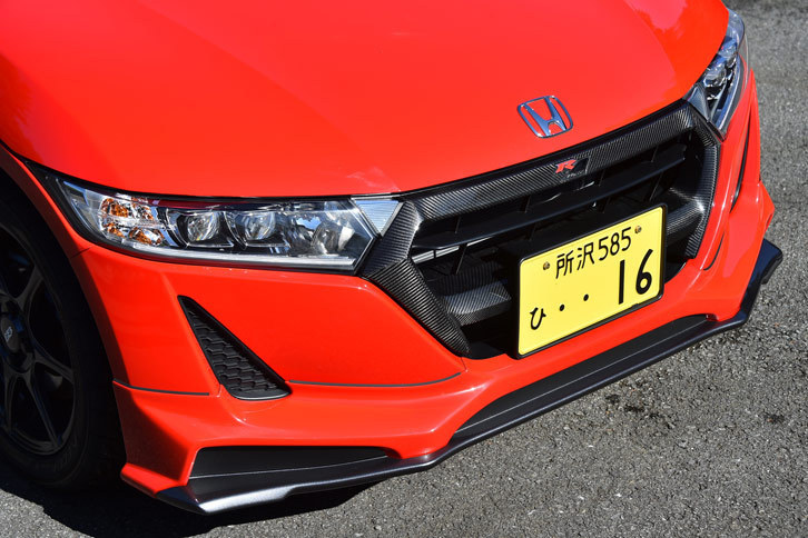 カーボンコンポジットとアクリル樹脂製のフロントグリル。ボディーパーツで標準装備となるのはこのアイテムと前後のエンブレムのみで、他の空力パーツはオプション装備となる。