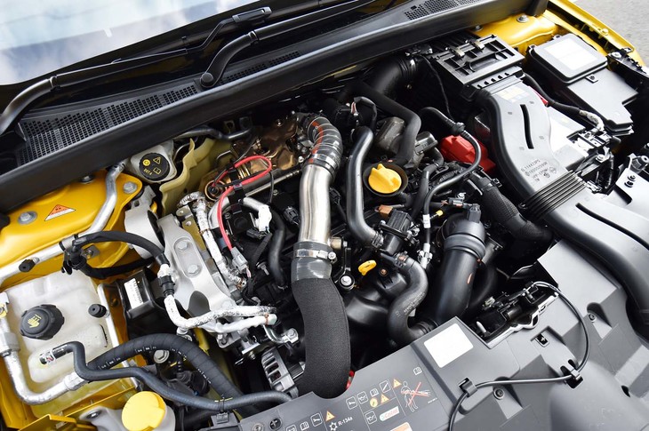 「メガーヌR.S.トロフィー」の1.8リッター直4エンジン。小径タービンのターボを採用することで、優れたアクセルレスポンスを実現している。