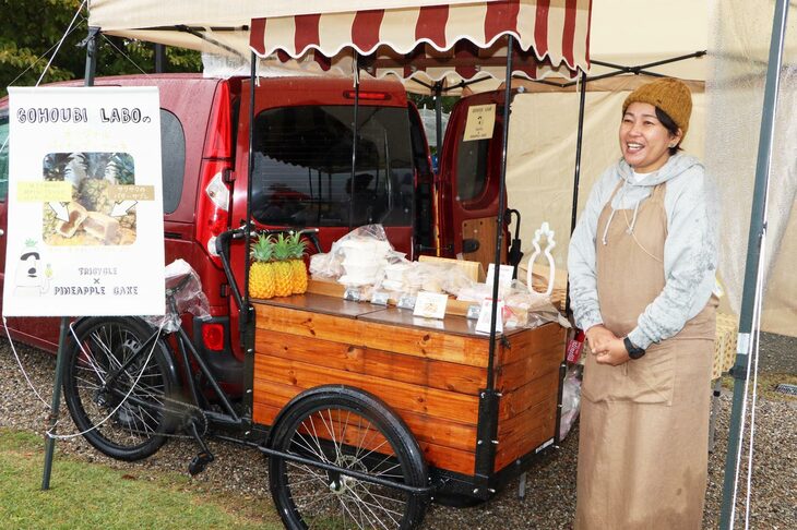 移動販売車による物販も、このイベントの楽しみのひとつ。出展者のなかには「ルノー・カングー」を愛用している店も多い。こちらのおしゃれなお店では、オリジナルのパイナップルケーキが提供されていた。