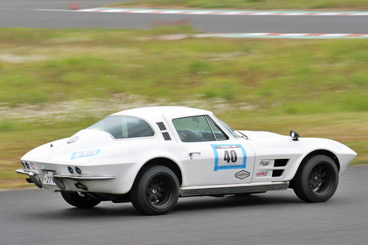 太いタイヤが迫力ある1964年「シボレー・コルベット スティングレイ」。クリスタルカップに出走したが賞典外だった。