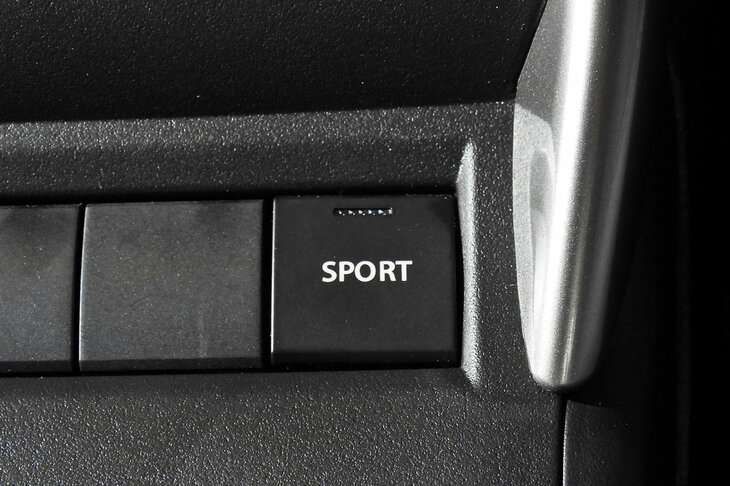 スズキ・フロンクス（「スポーツモード」のスイッチ）