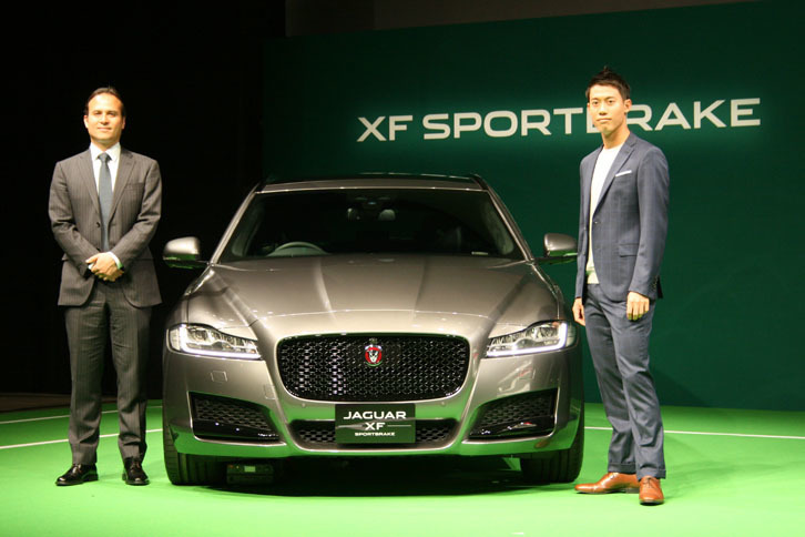 東京都内で開催された発表会には、ジャガーのブランドアンバサダーであるテニスの錦織 圭選手（右）も登場した。左はジャガー・ランドローバー・ジャパンのマグナス・ハンソン社長。