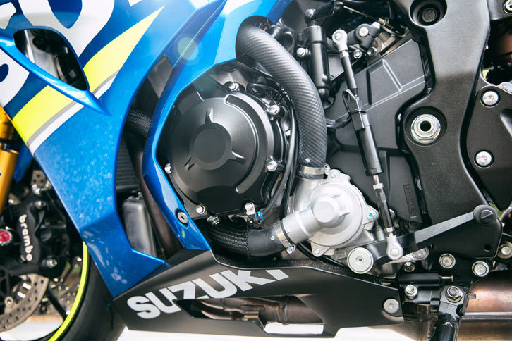 リッター200ps（！）に迫る水冷直列4気筒エンジンは、空力と冷却性を考慮した複雑な形状のカウルに覆われていて、普段はその姿を見ることができない。