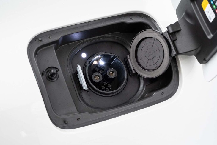 駆動用リチウムイオンバッテリーの容量は83.9kWh。交流電力量消費率は157Wh/km、一充電航続距離は604km（いずれもWLTCモード）。