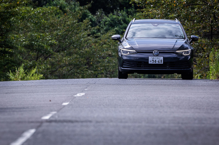 「ゴルフヴァリアントeTSIアクティブ」は、フォルクスワーゲン グループのエンジン横置き用プラットフォーム「MQB」を採用。車検証上の前後重量配分は58：42で、60：40となる「ゴルフ」よりも若干後ろ寄りだ。