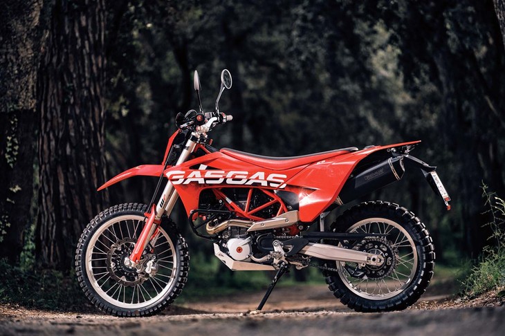 「ES700」（写真）と「SM700」の国内販売予定価格は、ともに158万円。発売予定時期は2022年7月となっている。