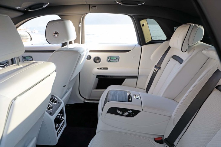 静粛性が追求された新型「ゴースト」の後席。写真は標準ホイールベースのもので、このほかにロングホイールベース版もラインナップされる。