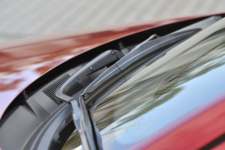 今回の商品改良でフラットワイパー（フロント）が採用された（「13Sツーリング／13Sツーリング Lパッケージ」と「XDツーリング／XDツーリング Lパッケージ」に標準装備。それ以外のグレードではオプション）。