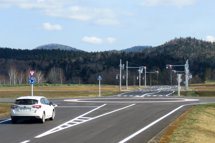 コース内には、ラウンドアバウトや信号のある交差点など、行動におけるさまざまなシチュエーションが再現されている。