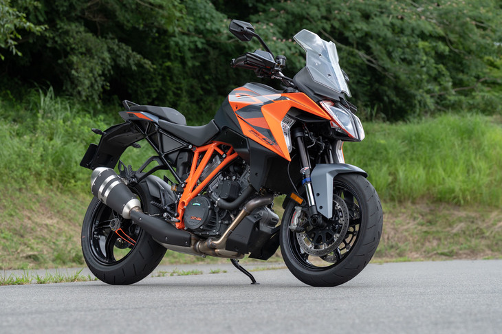 KTMのラインナップでは唯一のツアラーモデルとなる「1290スーパーデュークGT」。2022年モデルではグラフィックが刷新された。