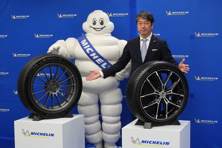 フォトセッションに臨む、ミシュランマンと須藤 元（げん）日本ミシュランタイヤ社長。手前のタイヤは左が「パイロットスポーツ5エナジー」で、同時発表となった右の「プライマシー5エナジー」とともに展示された。