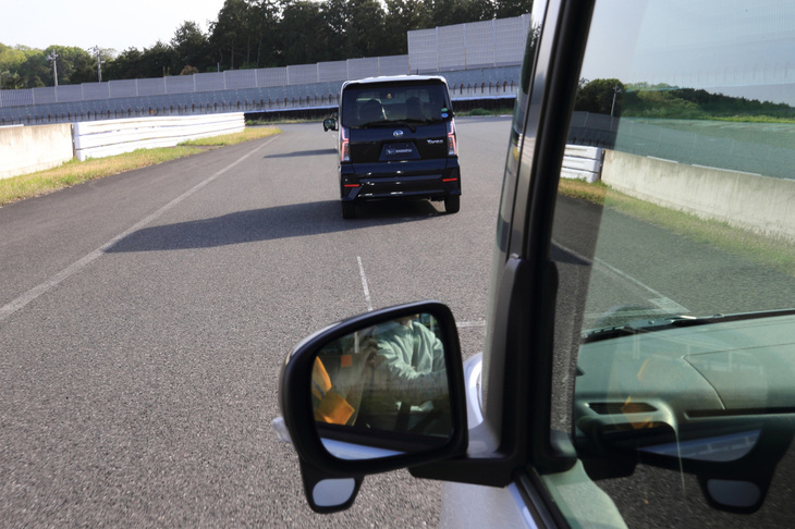 袖ヶ浦フォレストレースウェイにて、アダプティブクルーズコントロールによる前走車追従走行の様子。