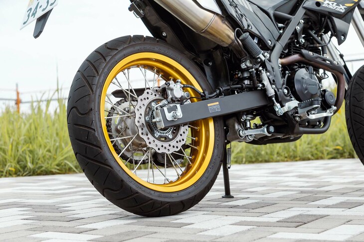 リアサスペンションにはプリロード調整機能付きのモノショックを採用。ホイールトラベルは「KLX230S」と同じ、168mmだ。