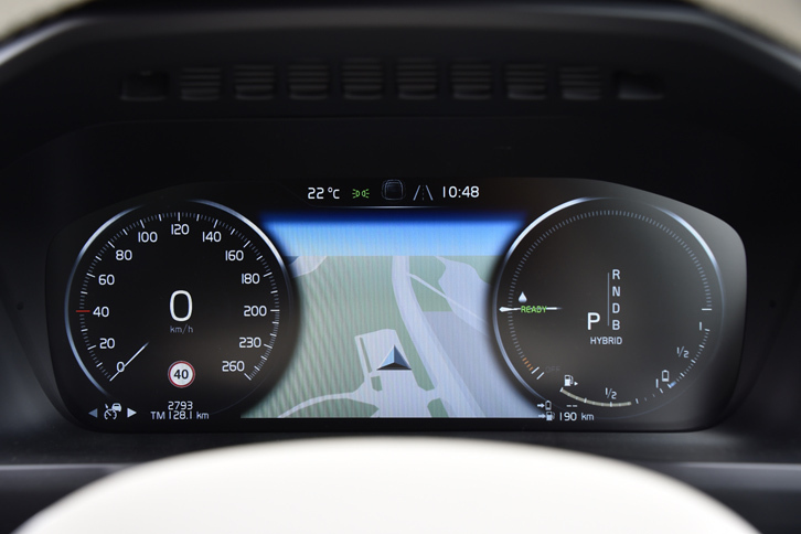 メーターパネルには12.3インチのモニターが使われており、燃費などの車両情報に加え、カーナビによる道案内もここで確認できる。