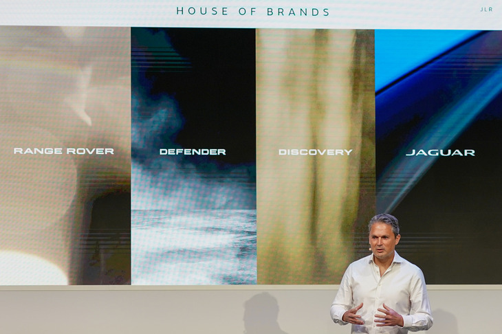 「House of Brands」について説明するチーフ・コマーシャル・オフィサーのレナード・ホーミック氏。今後はジャガーとランドローバーの2ブランド構成ではなく、ジャガーとレンジローバー、ディフェンダー、ディスカバリーの、4ブランド構成となる。