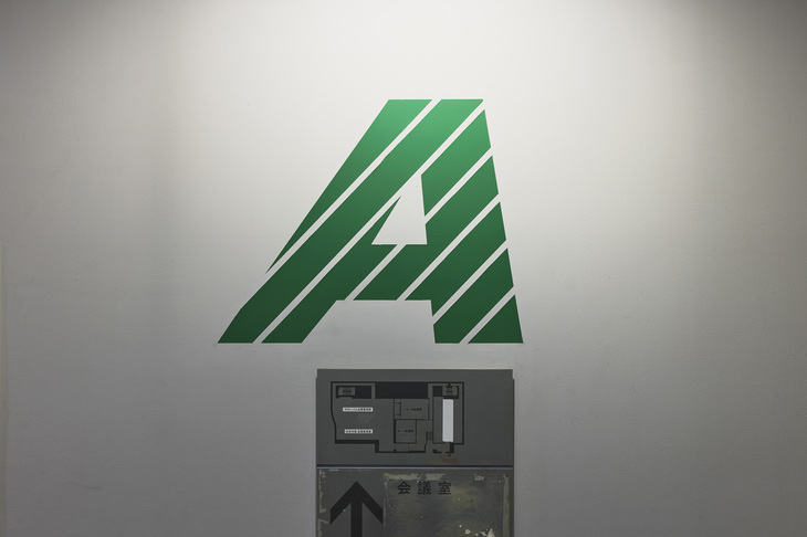 明快で認識しやすい意匠にこだわった非常出口のサインは、現在彫刻家として活躍する五十嵐威暢によるデザイン。ビルの隅々にまで気が配られていたことがうかがえる。