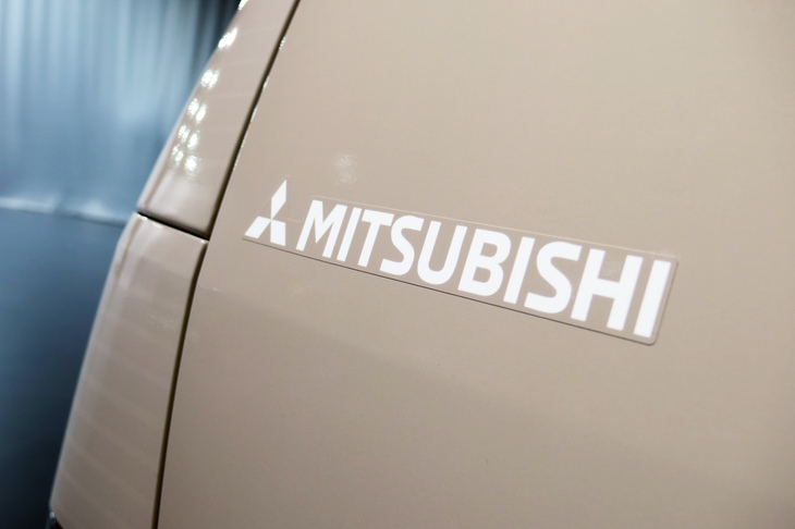 三菱デリカミニ × Coleman（「MITSUBISHI」ロゴ）