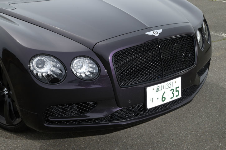 「W12」ではクローム仕上げとなるフロントグリルやヘッドランプの縁取りが、「W12 S」ではグロスブラック仕上げとなる。