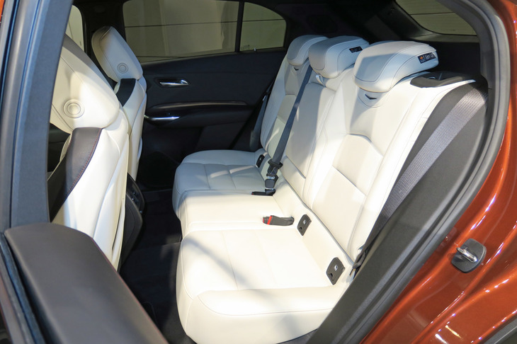 キャデラックXT4スポーツ（リアシート）