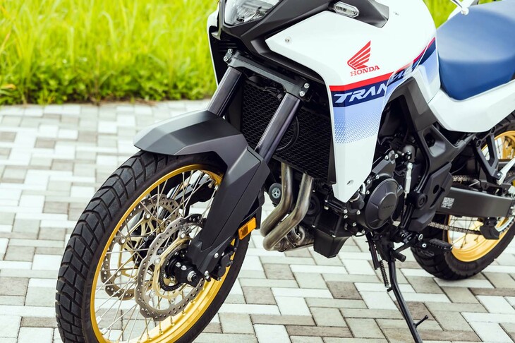 足まわりは、前がストローク量200mmのショーワ製SFF-CA倒立フォーク、後ろがアクスルトラベル190mmのプロリンクとアルミ製スイングアームの組み合わせだ。最低地上高は210mmとなっている。