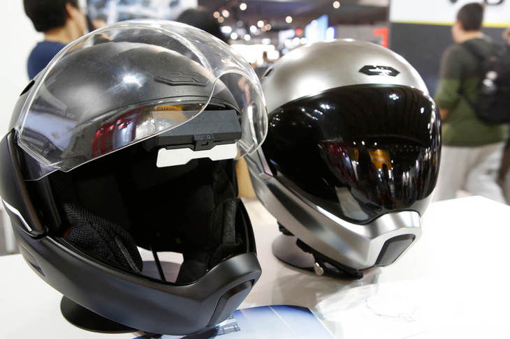 今年のEICMAでは、二輪界におけるヘッドアップディスプレイのトップメーカーの多くがブースを展開し、技術をアピールした。この「クロスヘルメット」は日本発のブランドであり、システムはもちろんデザインもすべて自社開発している。ディスプレイはヘルメット開口部の上側にセットされており、クルマのルームミラーを見る感覚で情報の確認が可能。ナビゲーションの画面のほか、バックカメラの映像も表示できる。