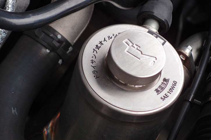 ヴァンテージGT8（エンジンルーム内のオイルタンク）