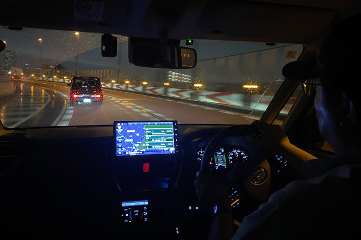 後席から首都高の走行シーンをパチリ。「DNGA」プラットフォームを採用するだけあって、新型「ムーヴ」の後席は乗り心地がよくて快適。リアスライドドアの採用によって、今まで以上に購買層が広がると思う。