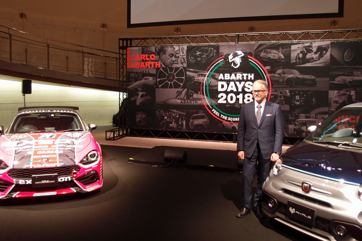 「アバルト124スパイダー」と限定モデル「アバルト695Cリヴァーレ」を前に、イベント開催のあいさつを述べるポンタス・ヘグストロム FCAジャパン代表取締役社長兼CEO。「日本に新しい自動車の息吹をもたらすのがFCAの使命。アバルトブランドは、その重要な役目を担っています」などとコメントした。