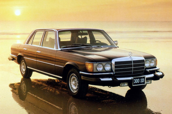 北米で販売された「メルセデス・ベンツ300SD」（1978年）。欧州仕様の「Sクラス」では角型のヘッドライトが備わるスペースに、片側2灯の丸いランプが備えられている。