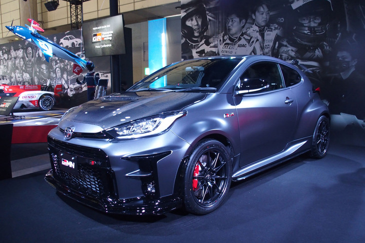 「GRMNヤリス“サーキットパッケージ”」。写真の外板色「マットスティール」は、限定50台で販売される予定。