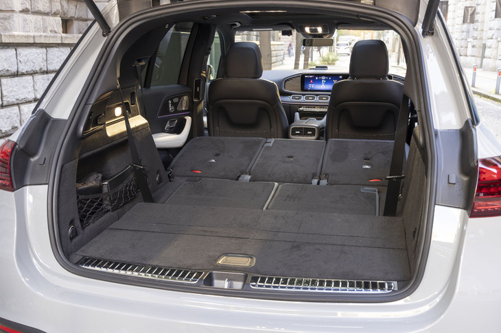 2列目シートまで格納した場合の荷室容量は1928リッター。