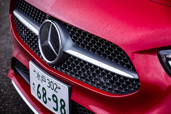 「AMGラインパッケージ」装着車のフロントグリル。マットクローム仕上げの小さなスリーポインテッドスターが無数にちりばめられた、シングルルーバータイプの「スターパターンフロントグリル」が採用されている。