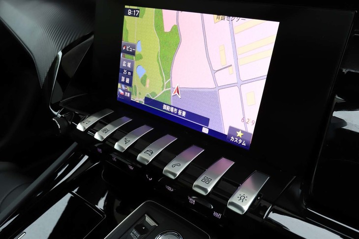 センタースクリーンの下には鍵盤状のスイッチが並ぶ。カタログによれば飛行機のコックピットをイメージしたものだという。