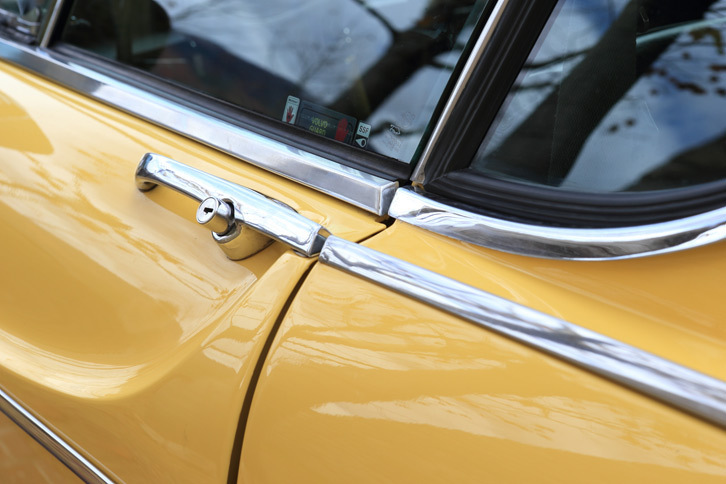 ドアパネルやウィンドウに施されたメッキのモールディング。曇りや腐食はもちろん、古いクルマにありがちなパネル間の“段つき”などもなく、非常に良好な状態を保っていた。