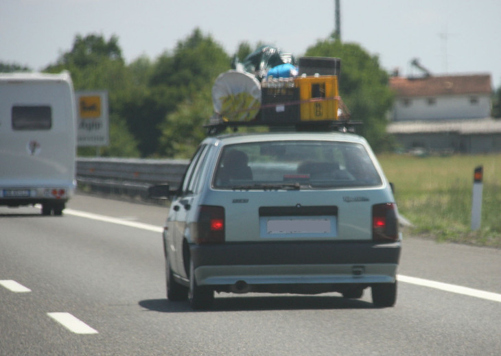 屋根に荷物を満載してアウトストラーダを走行。2010年撮影。