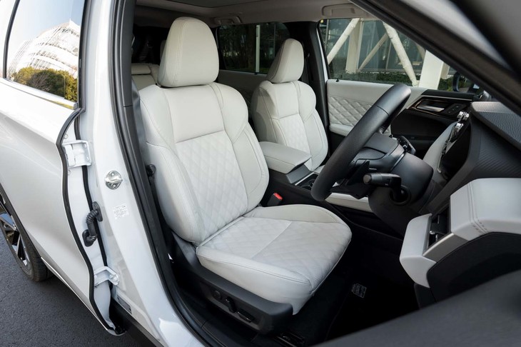 内装のダウングレードオプションはライトグレーのほかにブラックも選べる。ダッシュボードが水平基調のため、運転席からの眺めは非常に良好。