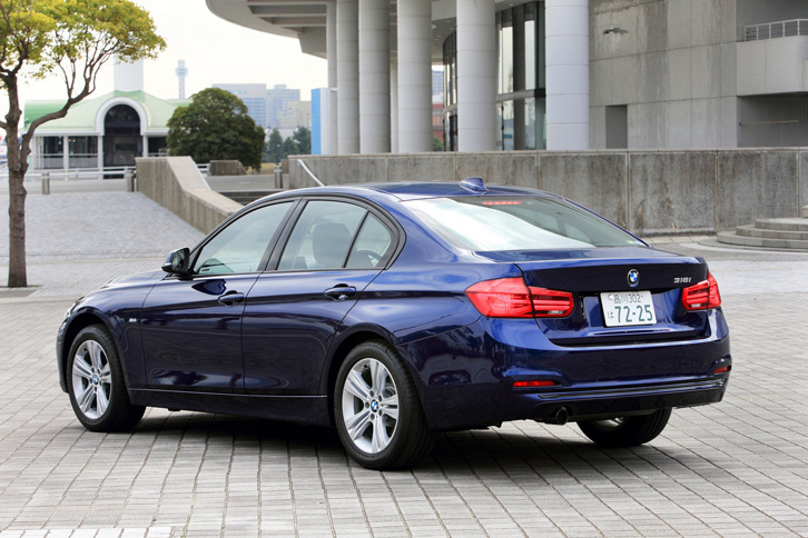 リアビュー。キーを身につけていれば、片足をリアバンパーの下部にかざすだけで、トランクリッドの開閉ができる。